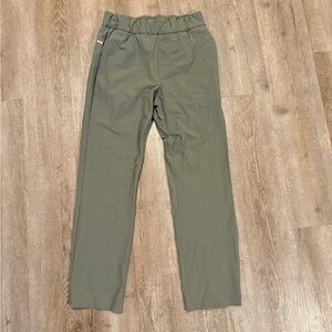Vuori Olive Green Ankle Cropped Pants